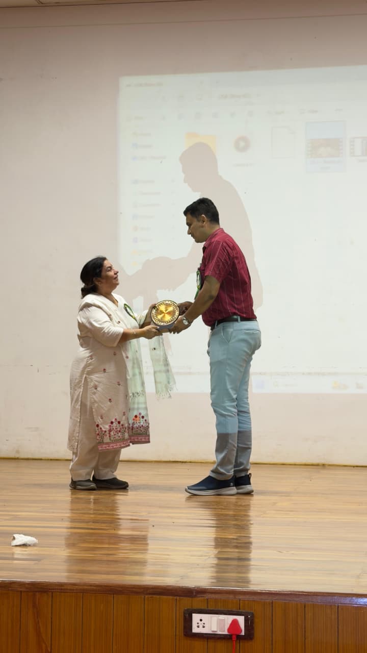 Dr. Anita Bhalla being felicitated with a memento after a session